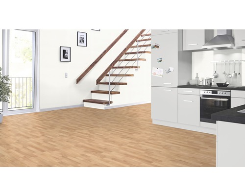 Lichte ruimte met houten vloer, trap en keuken