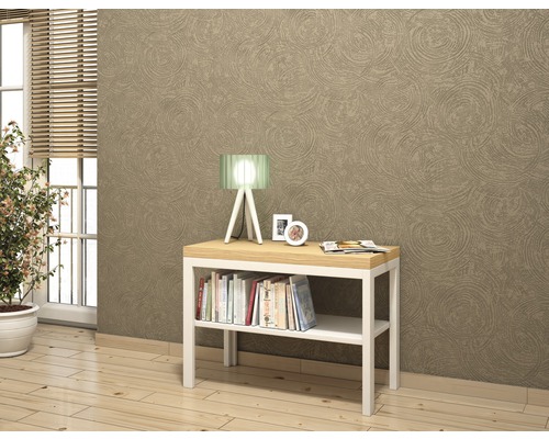 Decoratieve woonsfeer met console, tafellamp en boeken voor een wand met motief