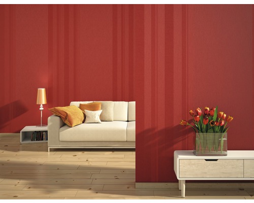 Woonkamer met gestreept behang, bank, tafellamp en bloemenvaas