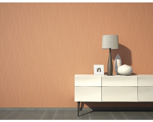 Woonkamer met patroonbehang, dressoir, tafellamp en decoratie