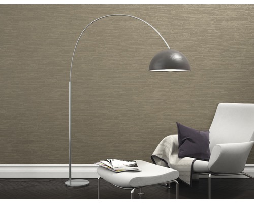 Woonkamer met staande lamp, fauteuil en kruk