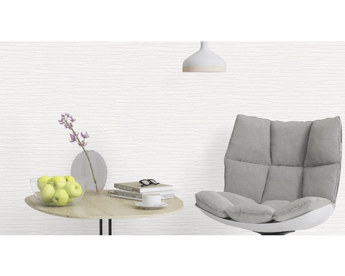 Woonkamer met structuurbehang, fauteuil en bijzettafel