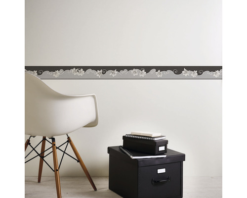 Muurrand met bloemmotief in een kamer