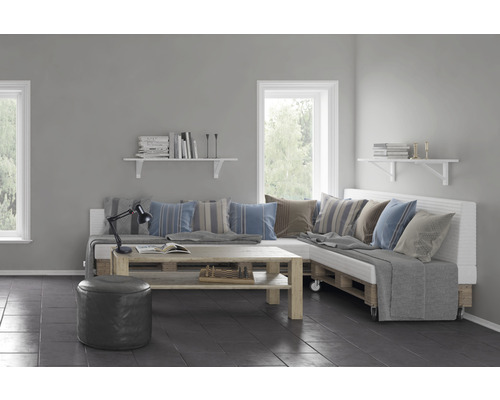 Woonkamer met palletbank, houten tafel, planken en raam