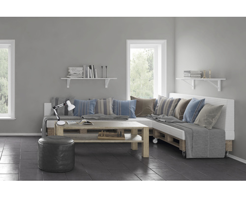 Woonkamer met palletmeubels, bestaande uit bank, tafel en kruk