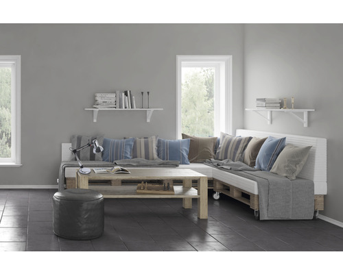 Woonkamer met palletbank, houten tafel en planken