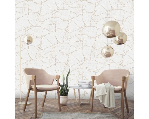 Woonkamer met marmerbehang, fauteuils, vloerlamp en hanglampen voor een stijlvol interieur