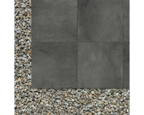 Grijze terrastegels naast grindstenen