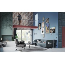 Woonkamer met bank, fauteuil, tapijt, tafel, decoratie en een persoon op een galerij
