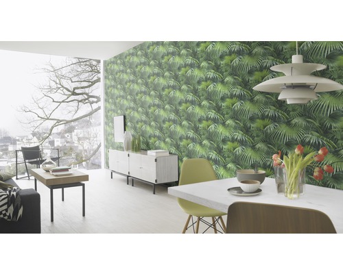 Woonkamer met groen jungle behang, eettafel en dressoir