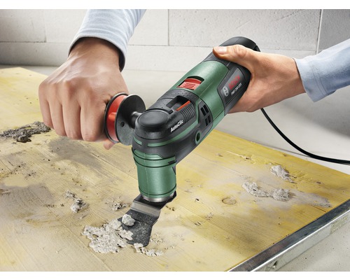 Oscillerend multifunctioneel gereedschap verwijdert materiaal van een houten plank.