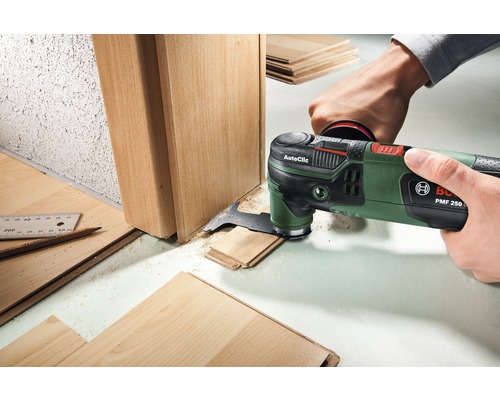 Oscillerende multitool bij het bewerken van een deurkozijn