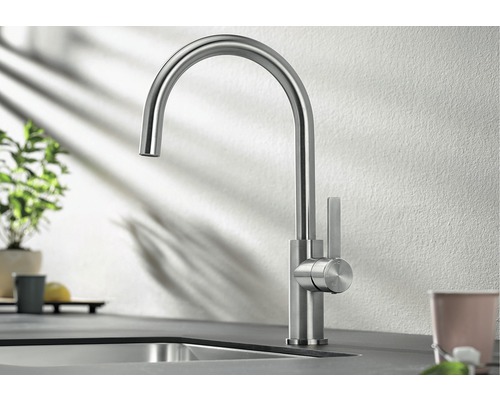 Metalen keukenkraan met hoge uitloop