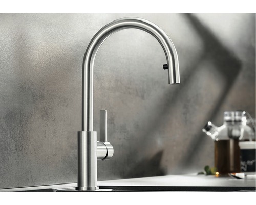 Metalen keukenkraan met hoge uitloop