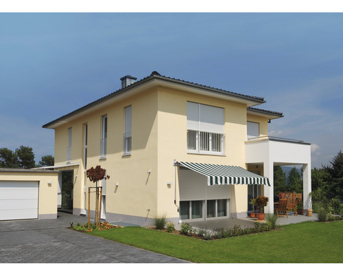 Huis met rolluiken en zonnescherm