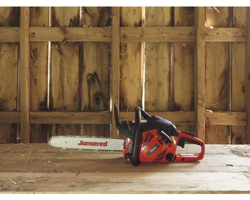 Jonsered kettingzaag op houten tafel voor houten wand