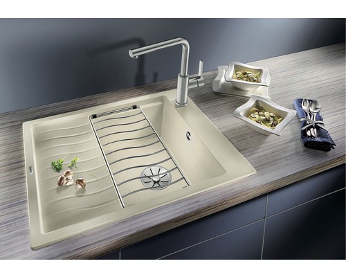 Spoelbak met afdruiprek, kraan en servies