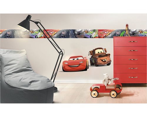 Kinderkamer met Cars muurrand, Lightning McQueen en Hook muursticker, rode commode, vloerlamp en zitzak