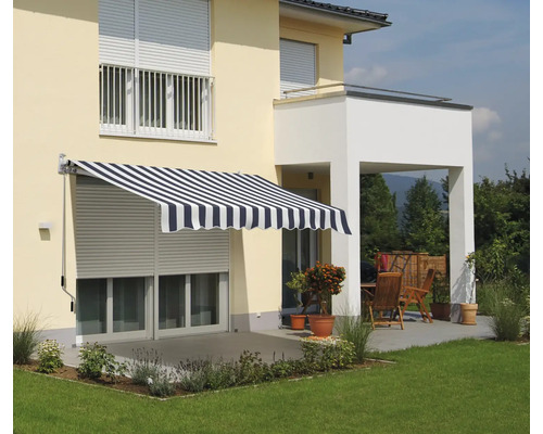 Gevel met zonnescherm en rolluik