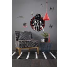 Woonkamer met fauteuil, bijzettafel, vloerkleed en Star Wars muurstickers.