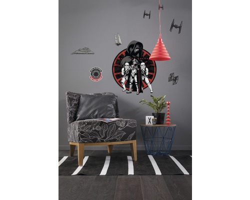 Woonkamer met fauteuil, bijzettafel, vloerkleed en Star Wars muurstickers.