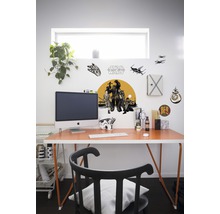 Kantoor met bureau, stoel en Star Wars muurdecoratie