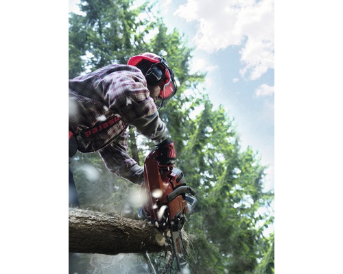 "Een persoon zaagt een boomstam met een kettingzaag