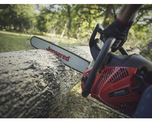Een Jonsered kettingzaag die een boomstam zaagt.