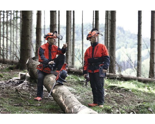 Twee bosarbeiders met beschermende kleding, helmen en kettingzagen in het bos.