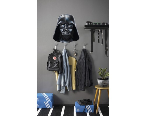 Wandgarderobe met Darth Vader masker, kleding en schoenendozen