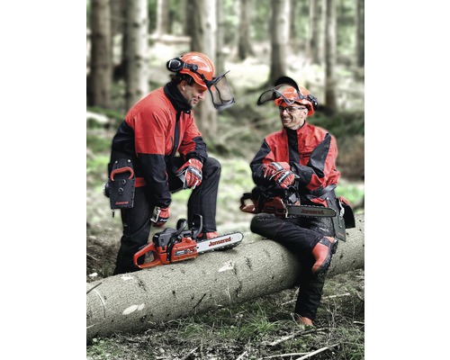 Twee bosarbeiders met veiligheidskleding en een Jonsered kettingzaag in het bos