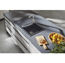 Spoelbak met afdruiprek en keukenkraan op een aanrecht