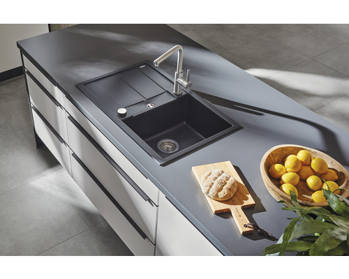 Spoelbak met afdruiprek en keukenkraan op een aanrecht