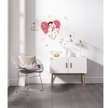 Wanddecoratie met een muursticker in de woonkamer boven een dressoir
