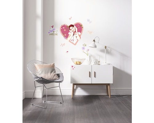 Wanddecoratie met een muursticker in de woonkamer boven een dressoir