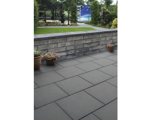 Tuin met bestrating en muur