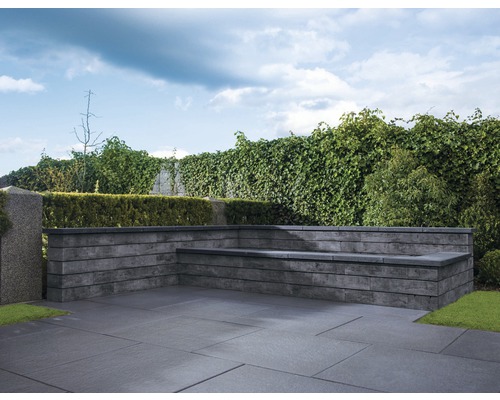 Buitenkant met straatstenen en tuinbank van steen