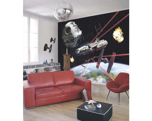 Woonkamer met Star Wars fotobehang, rode bank, fauteuil en salontafel