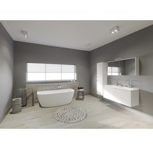 Moderne badkamer met vrijstaand bad, wastafelmeubel met spiegel en verlichting