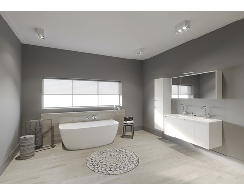 Moderne badkamer met vrijstaand bad, wastafelmeubel met spiegel en verlichting