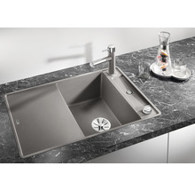 Spoelbak met afdruiprek en kraan op een aanrechtblad