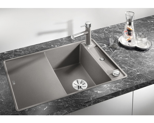 Spoelbak met afdruiprek, kraan en waterkan op een aanrecht