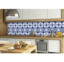 Keukenscène met tegelachterwand in blauw-wit design