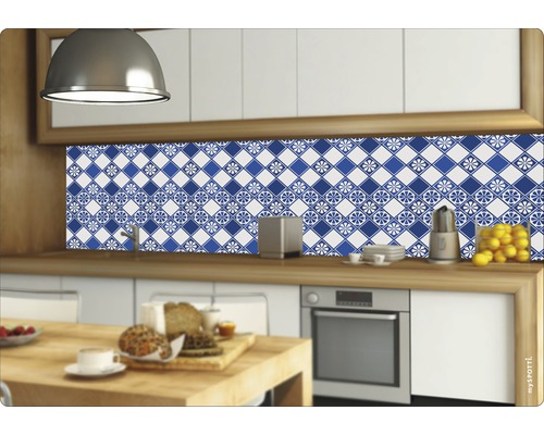 Keukenscène met tegelachterwand in blauw-wit design