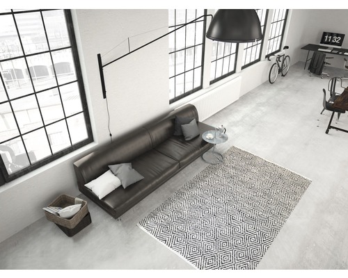 Interieurbeeld met bank, tapijt en verlichting