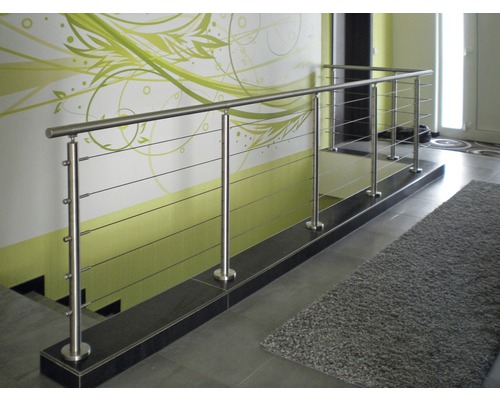 Trappenhuis met roestvrijstalen leuning en staalkabels