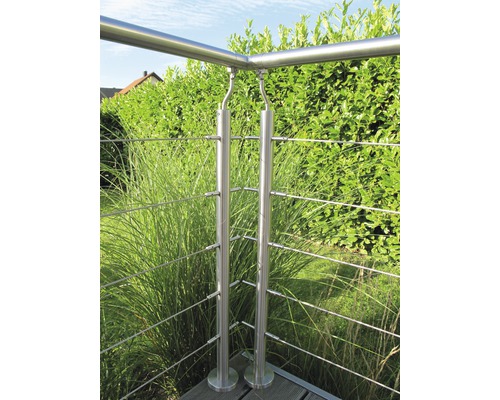 Roestvrijstalen balustrade met staalkabels op een terras