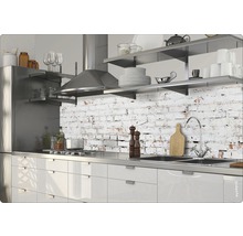 Moderne keuken met roestvrijstalen apparaten en werkblad voor een muur met baksteenmotief
