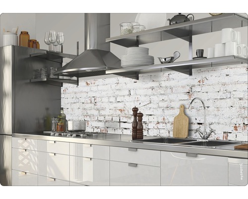 Moderne keuken met roestvrijstalen apparaten en werkblad voor een muur met baksteenmotief