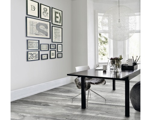 Lichte studeerkamer met bureau, stoel en wanddecoratie